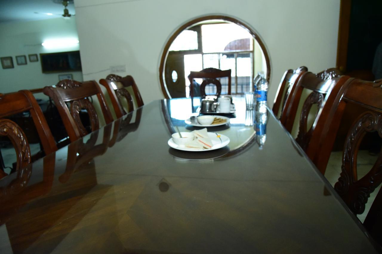 The Mayflower Hotel Gurgaon Exterior photo